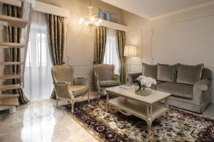 瓦莱塔多莫斯扎米特罗酒店的客厅配有沙发、椅子和桌子