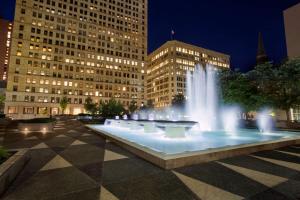 匹兹堡匹兹堡市中心希尔顿合博套房酒店的广场中央的喷泉