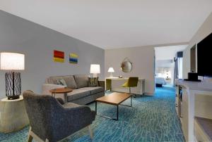 杰克逊维尔海滩杰克逊维尔海滩汉普顿酒店的客厅配有沙发和桌子