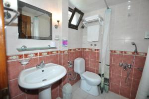 马尔马里斯德凡泽威凯幕公寓式酒店的一间带水槽、卫生间和淋浴的浴室