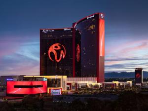 拉斯维加斯Conrad Las Vegas At Resorts World的一座大建筑的侧面有标志