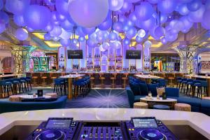 拉斯维加斯Conrad Las Vegas At Resorts World的一间装满紫色气球的房间和一间酒吧