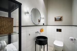 康斯坦察Rezident Tomis Marina的一间带卫生间和镜子的浴室