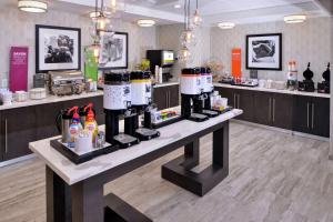 玛丽埃塔市Hampton Inn & Suites Atlanta/Marietta的一间咖啡厅,柜台上配有两台咖啡机