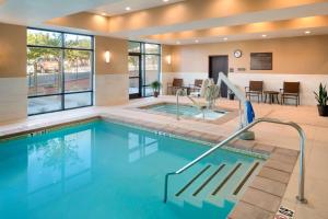 卡纳布卡纳布汉普顿酒店的游泳池,位于酒店带游泳池的房间内