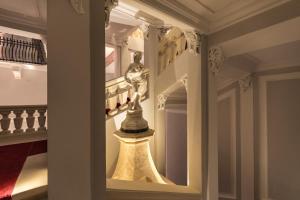 瓦莱塔多莫斯扎米特罗酒店的走廊里柱子上女人的雕像