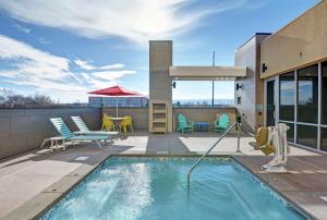 大章克申Home2 Suites By Hilton Grand Junction Northwest的屋顶上的游泳池