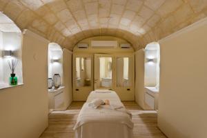 瓦莱塔多莫斯扎米特罗酒店的一间带两张床和盥洗盆的spa室