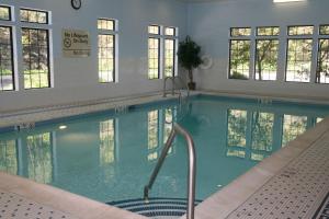 维斯塔宾厄姆顿/维斯塔汉普顿套房酒店 的一座带窗户的建筑中的游泳池