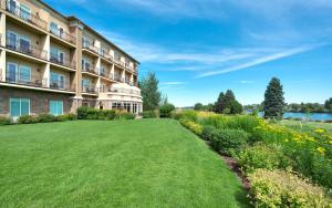 爱达荷福尔斯爱达荷瀑布希尔顿花园酒店的享有酒店前方的景致,设有大草坪