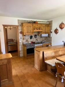 圣维托-迪卡多雷Appartamento Pelmo的厨房配有木制橱柜和炉灶。