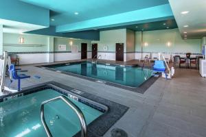 托皮卡Hilton Garden Inn Topeka的在酒店房间的一个大型游泳池