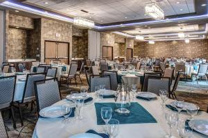 托皮卡Hilton Garden Inn Topeka的一个带桌椅的大型宴会厅
