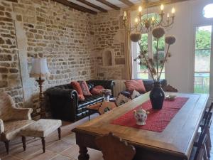 AmazyGîte du château de Chevannes的客厅配有木桌和砖墙