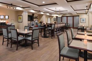 阿尔派恩阿尔派汉普顿酒店的一间带桌椅的餐厅和一间酒吧