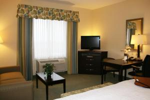 阿尔派恩阿尔派汉普顿酒店的酒店客房,配有床和电视
