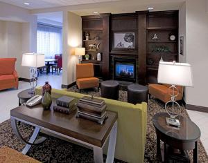 斯克内克塔迪Hampton Inn Schenectady Downtown的客厅配有沙发和桌子
