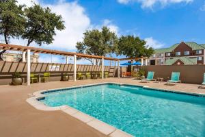 欧文Home2 Suites by Hilton DFW Airport South Irving的一座配有桌椅的酒店游泳池