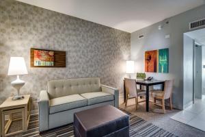 欧文Home2 Suites by Hilton DFW Airport South Irving的客厅配有沙发和桌子