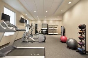 独立市独立城克利夫兰希尔顿欣庭套房酒店的一间带跑步机和健身器材的健身房