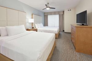 圣地亚哥圣迭戈德尔马希尔顿惠庭套房酒店的酒店客房设有两张床和一台平面电视。