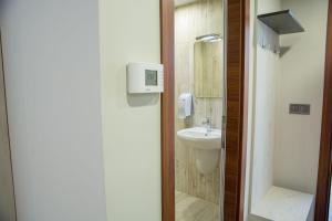 舒门Arima city的一间带水槽、卫生间和镜子的浴室