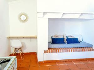 托马尔Quinta de São Pedro de Tomar的客房配有一张带蓝色枕头的床。