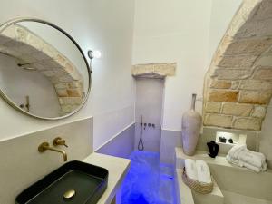 纳尔多I Granai - Marea Collection的浴室设有黑色水槽和镜子