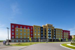 埃德蒙顿Hampton Inn & Suites Edmonton St. Albert, Ab的建筑物前部的 ⁇ 染