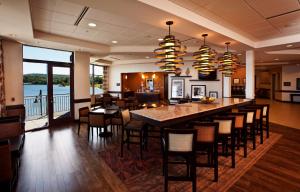 马凯特马凯特汉普顿水滨酒店的大型用餐室配有大桌子和椅子
