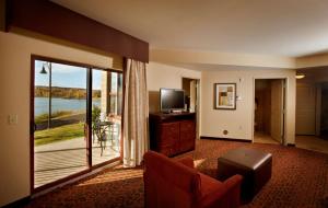 马凯特马凯特汉普顿水滨酒店的带电视的客厅和阳台。