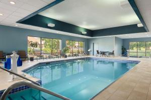 沃索汉普顿沃索酒店的在酒店房间的一个大型游泳池