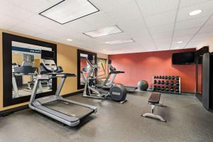 沃索汉普顿沃索酒店的一间健身房,里面设有数个健身器材