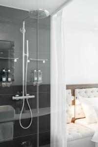 伦敦Ruby Stella Hotel London的带淋浴的浴室和1张床