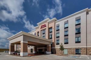 威奇托Hampton Inn & Suites-Wichita/Airport, KS的酒店前方的 ⁇ 染