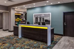 威奇托Hampton Inn & Suites-Wichita/Airport, KS的大楼内带前台大堂