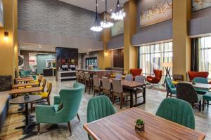 威奇托Hampton Inn & Suites-Wichita/Airport, KS的用餐室配有桌椅
