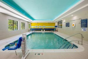 史蒂文斯维尔Tru By Hilton Saint Joseph的游泳池,位于带游泳池的建筑内