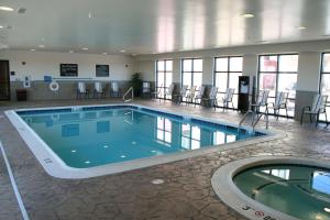 托皮卡托皮卡汉普顿酒店的一座带桌椅的大型游泳池