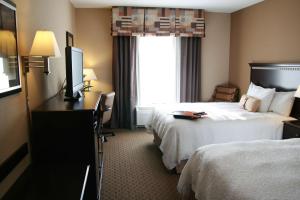 托皮卡托皮卡汉普顿酒店的酒店客房设有两张床和电视。