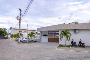 拉巴拉德纳圣安东尼奥Paraiso Barra Hotel的停在大楼前的两辆摩托车