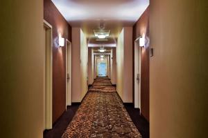 州学院州立大学希尔顿花园旅馆的一条空的走廊,走廊长,地板上铺着瓷砖