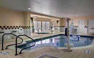 州学院州立大学希尔顿花园旅馆的酒店的大型游泳池