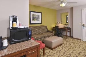 卡梅尔印第安纳波利斯/卡梅尔希尔顿花园酒店的一间带电视和沙发的客厅