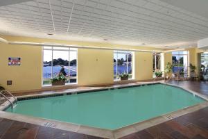 费城费城城市大道希尔顿酒店的大型客房的游泳池,设有大型天花板