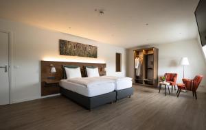 芬洛瓦鲁亚斯酒店的卧室配有一张床和一张桌子及椅子