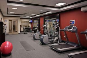 萨吉诺萨吉诺汉普顿套房酒店的健身房,配有跑步机和有氧运动器材