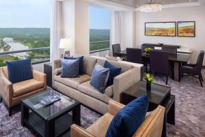 罗切斯特Hilton Rochester Mayo Clinic Area的带沙发的客厅和用餐室