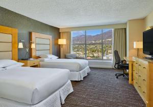 格伦代尔北洛杉矶格伦代尔行政会议中心希尔顿酒店的酒店客房设有两张床和大窗户。