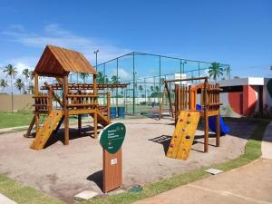 嘎林海斯港Mana Beach Muro Alto Resort的一个带滑梯和游戏结构的游乐场